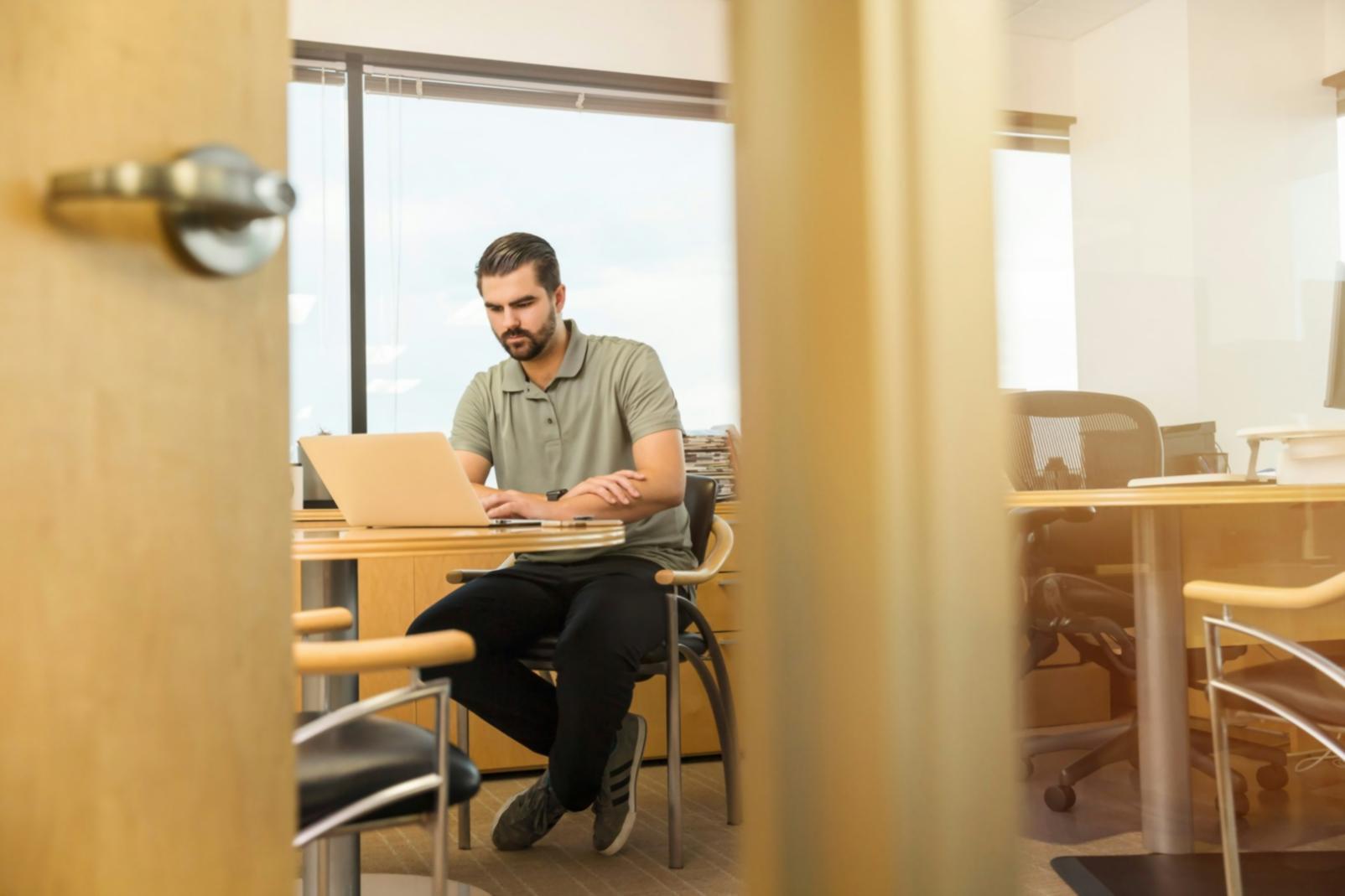 Estudiante revisando presupuesto mensual